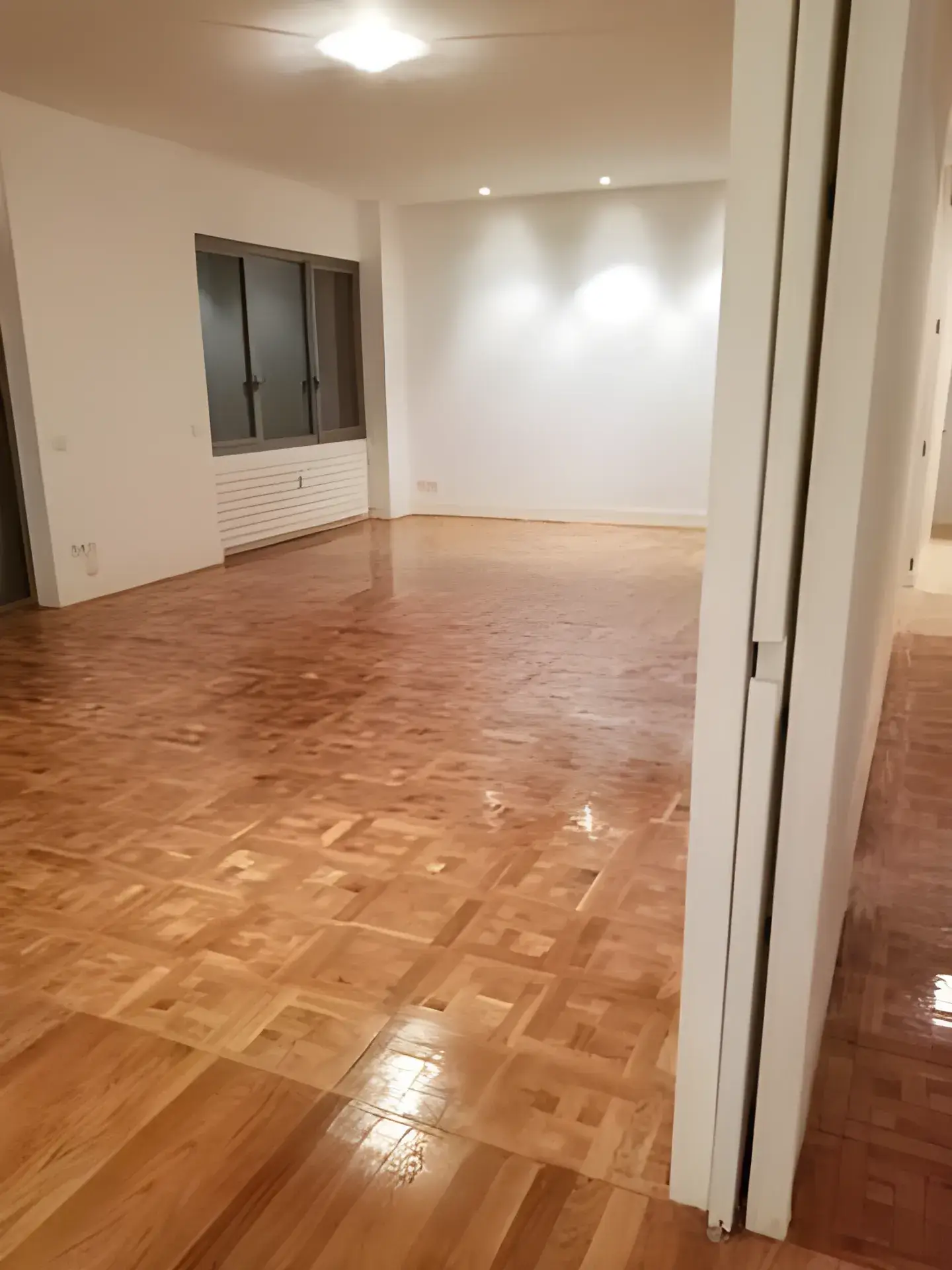 Salón amplio pintado en blanco por Pintor en Dos Hermanas, acabado limpio y luminoso