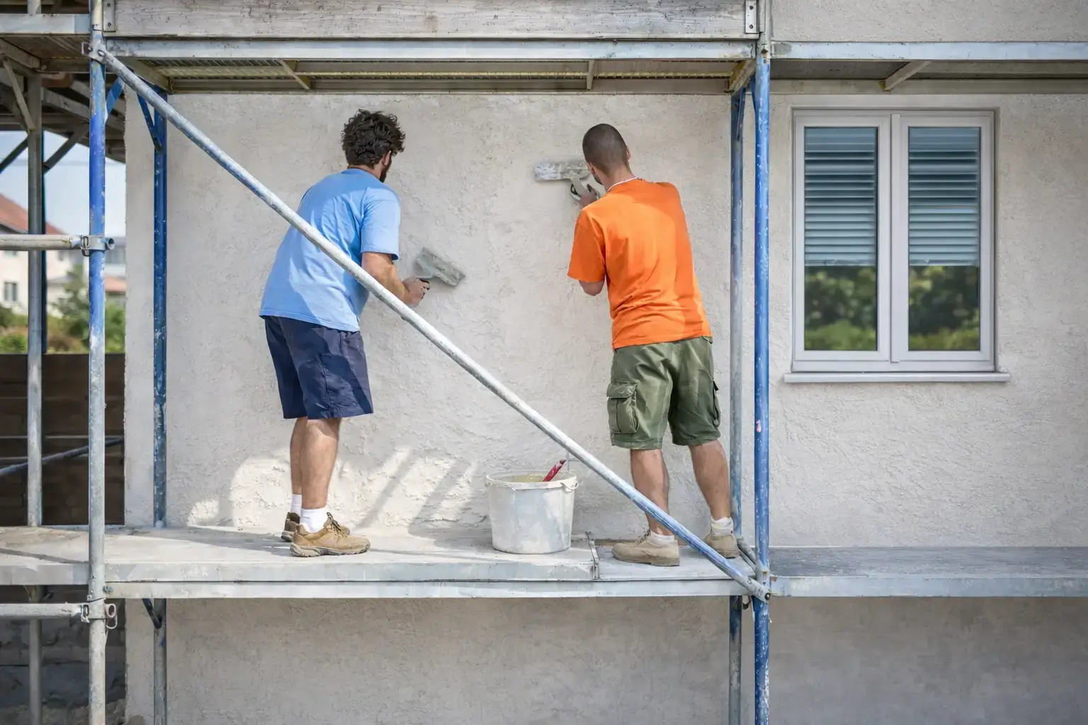 Los Pintores en Murcia aplicando pintura exterior de alta calidad en fachada de vivienda
