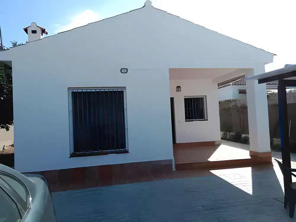 Pintor Dos Hermanas pintando fachada de casa unifamiliar en color blanco